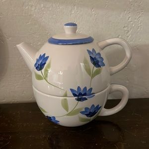 Tea for one teapot cup and lid